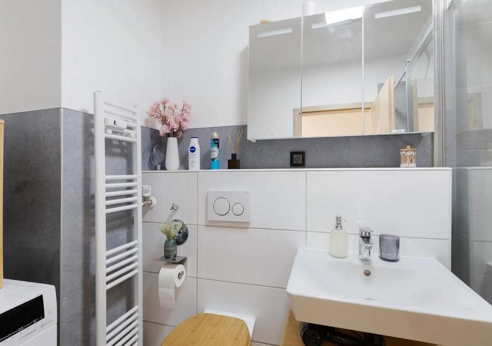 Charmentes Privatzimmer Mit Kueche, Naturgebiet Düsseldorf Buitenkant foto